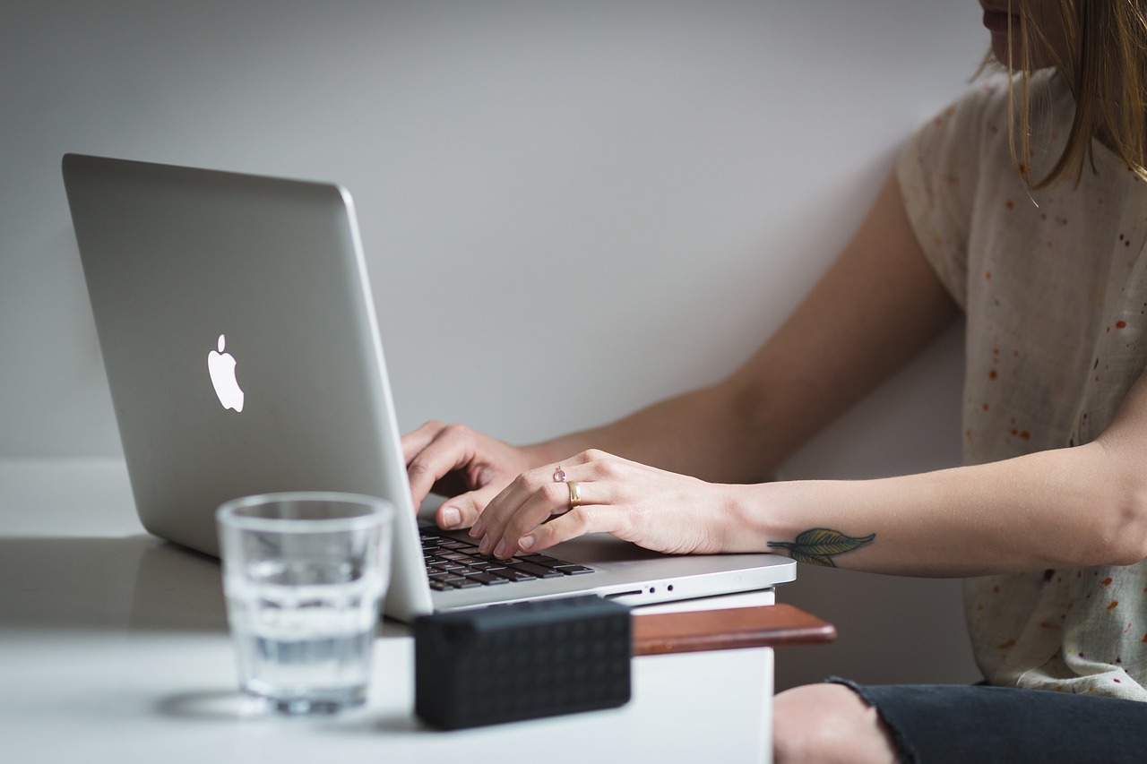 Laptop, apple, macbook — Achieving a Slimmer Jawline with Botox: Your Guide to Jaw Reduction