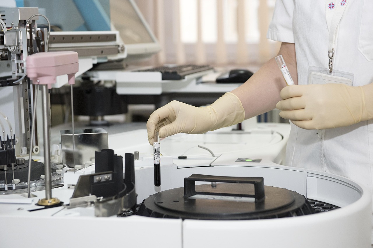 Laboratory, test tubes, healthcare worker — Beyond the Breaking Point: Recognizing When It’s Truly Time for Alcohol Rehab