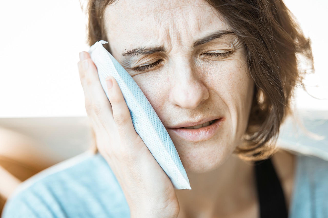 Girl, ice pack, toothache — Common Health Problems Faced During Old Age
