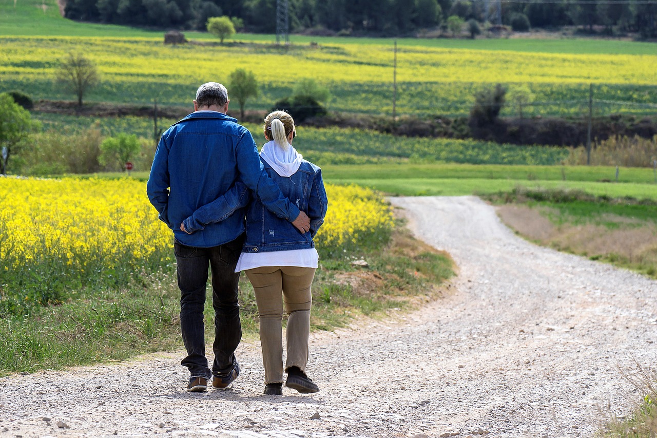 Walk, flower background, couple — Your guide to permanent makeup